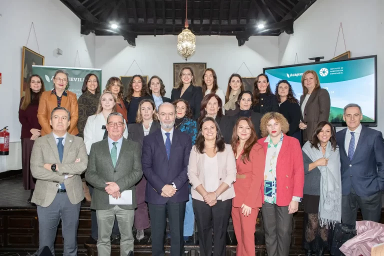 Alumnas y autoridades primera edicion de LideraCoop en la EU de Osuna